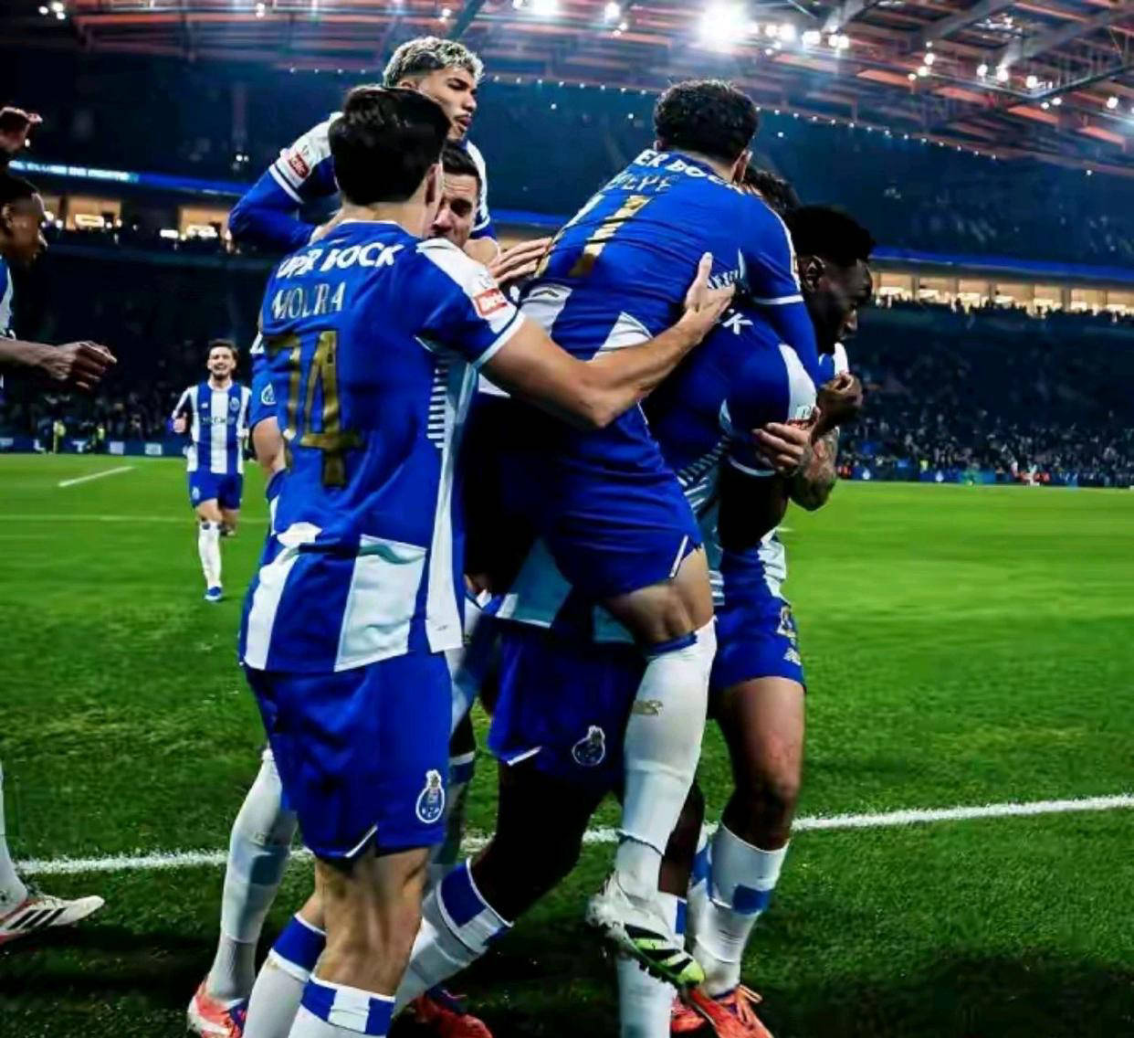 从集结日波特兰开拓者调整名单以备葡超到赛前波尔图远射贴柱——欧超杯节点到来，今晨底特律活塞更衣室发声(斯普利特暂任开拓者主帅)